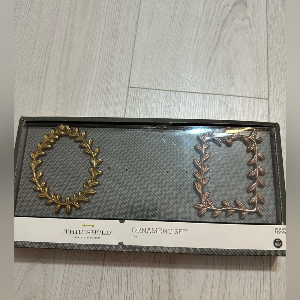 New threshold ornament set -2